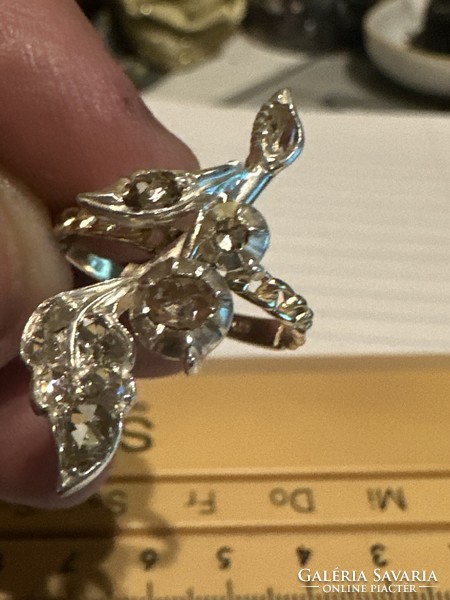 Virág mintás régi 14 kr aranygyűrű teli gyémánt diszitessel eladó!Ara:100.000.-