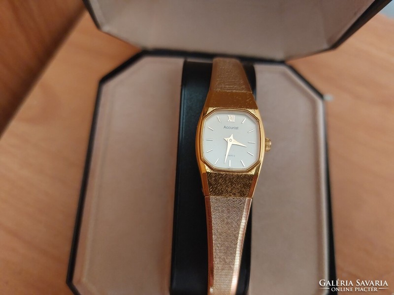 (K) beautiful accurist women's watch in box