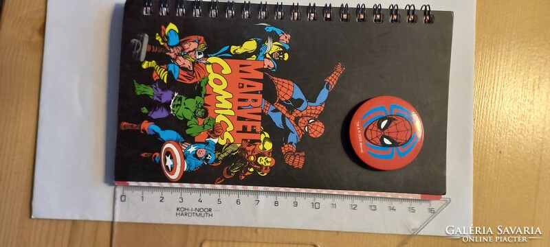 Spider Man jegyzetfüzet kitűzővel