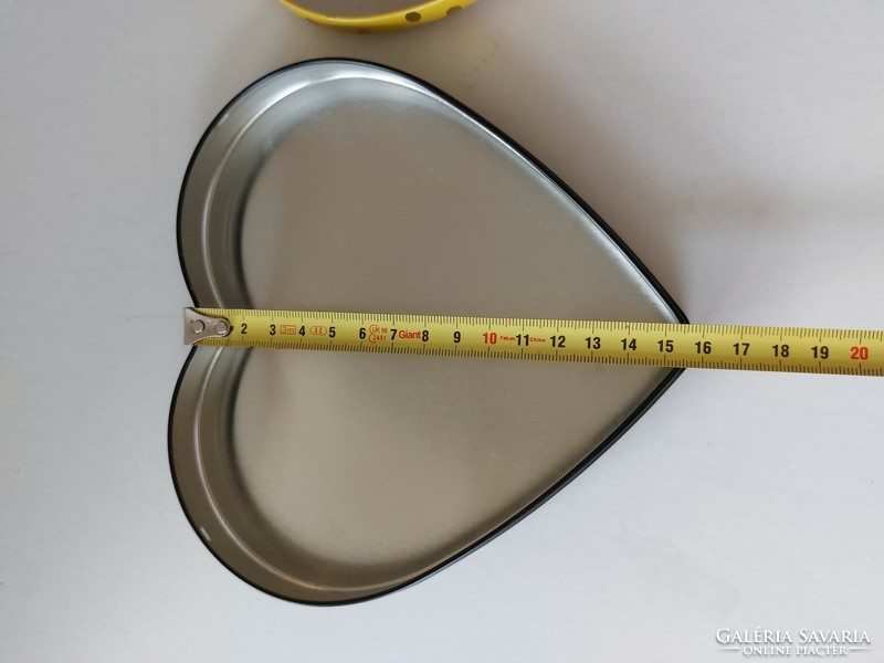 Metal box heart-shaped chocolate box snoopy pattern