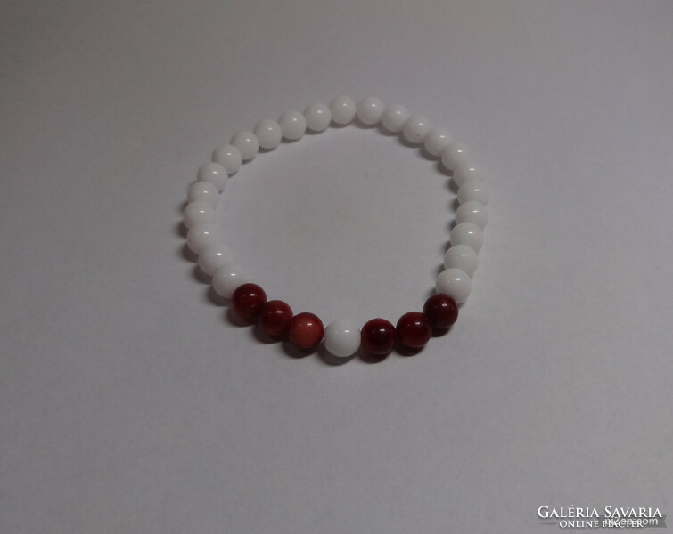 Bracelet made of real coral and porcelain pearls.
