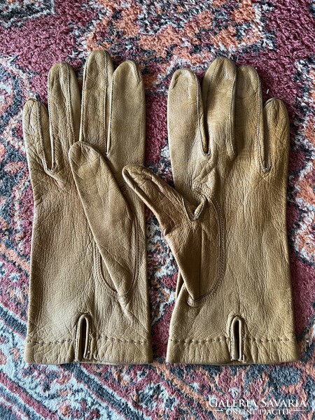 Hand-stitched vintage beige leather women's gloves