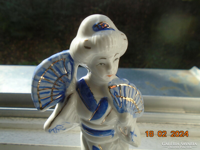 Retró kínai kék-fehér porcelán hölgy legyezőkkel, arany csíkokkal
