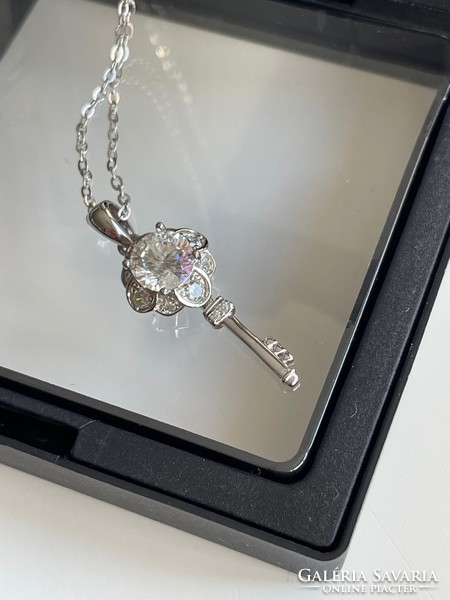Új csillogó kulcs alakú medál moissanite gyémánttal.