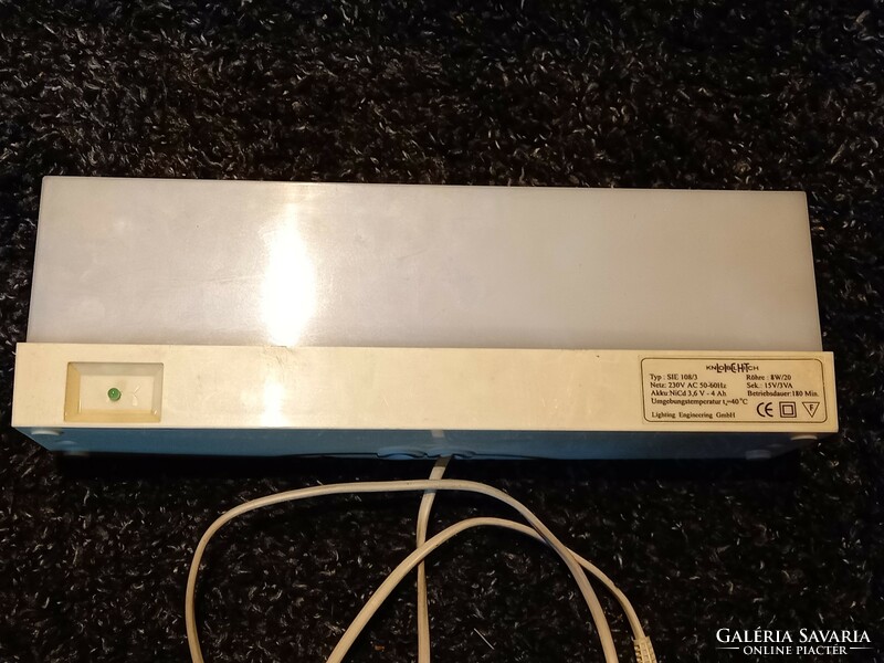 Retro battery fluorescent lamp