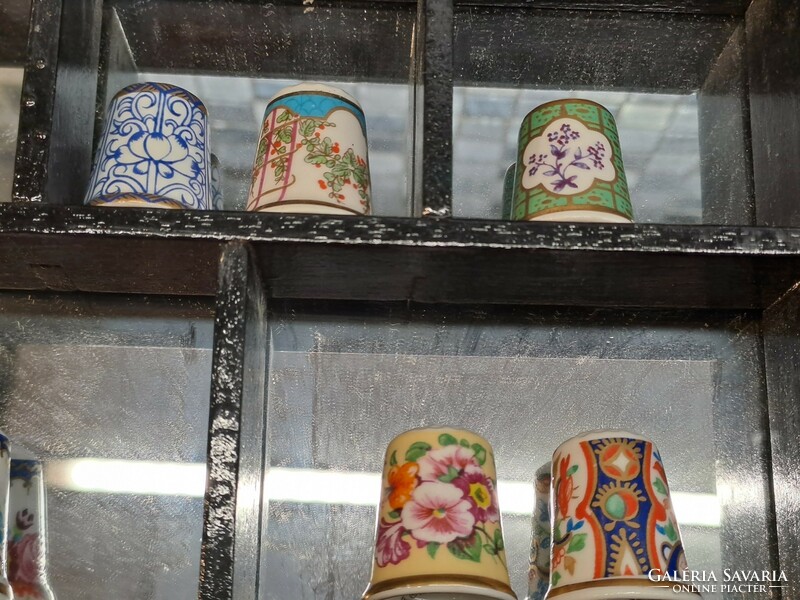 Royal Worcester angol porcelán gyűszű kollekció tükörbetétes fa vitrinben 25 darabos gyűjtemény