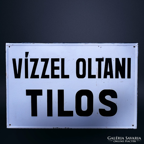 Vízzel oltani tilos - figyelmeztető tábla