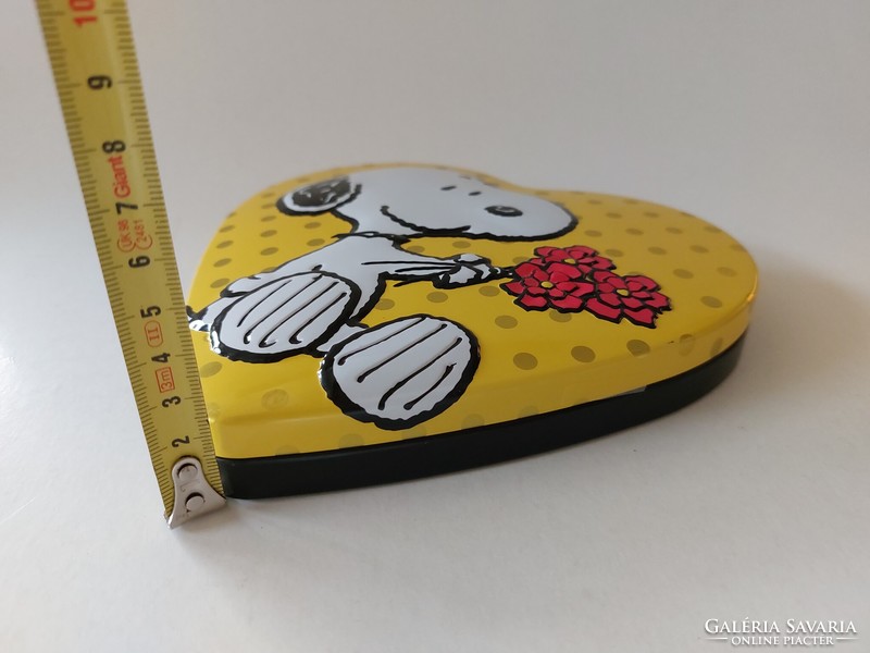 Fémdoboz szív alakú csokis doboz Snoopy minta