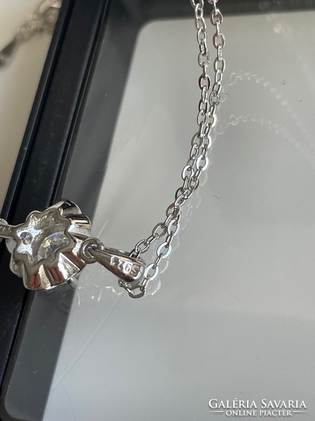 Új csillogó kulcs alakú medál moissanite gyémánttal.