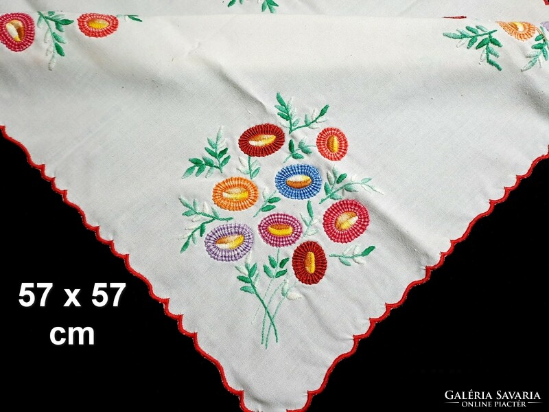 Tablecloth embroidered with straw flower pattern 57 x 57 cm
