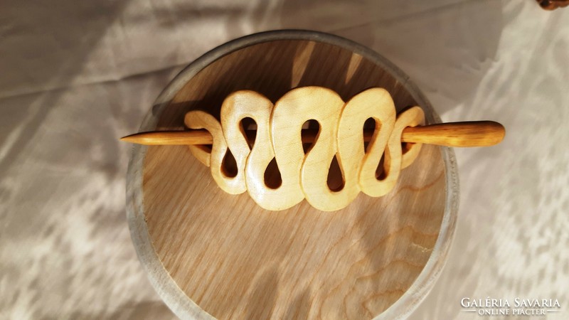 Fából faragott stilizált kígyó motívumos kontytű kontydísz