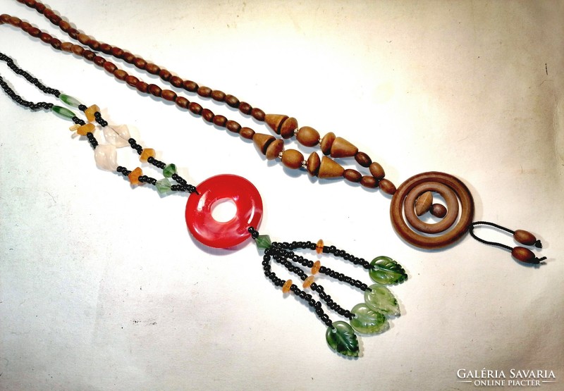 Long necklaces (1197)