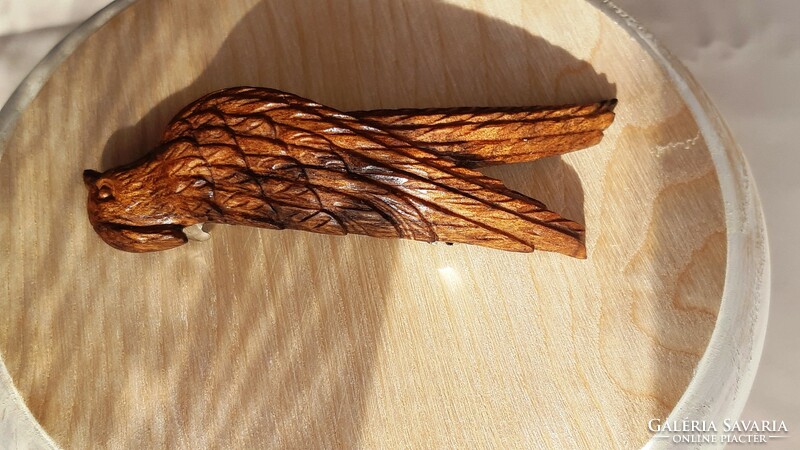 Fából faragott madár mintájú hajcsat franciacsat