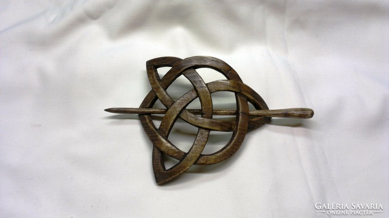 Wooden carved Celtic motif bun ornament (triqetta)