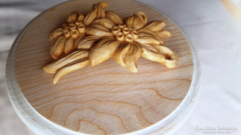 French hairpin with carved wooden hairpin pattern