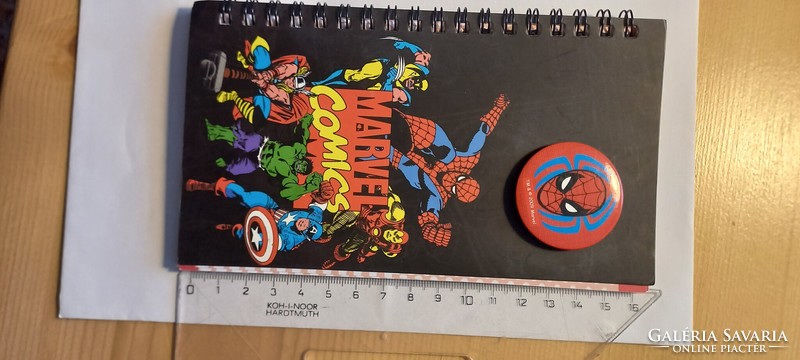 Spider Man jegyzetfüzet kitűzővel