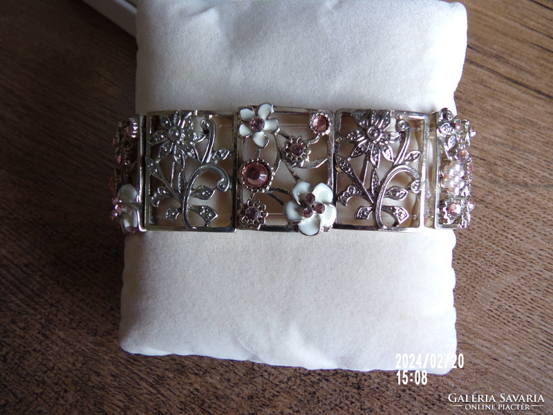 Flower-patterned enamel and pearl-decorated bracelet