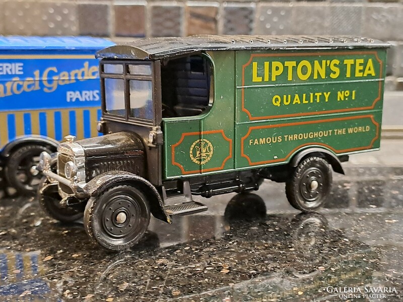 Corgi 1985 English model car duo: 1926 Renault van, 1929 Thornycroft