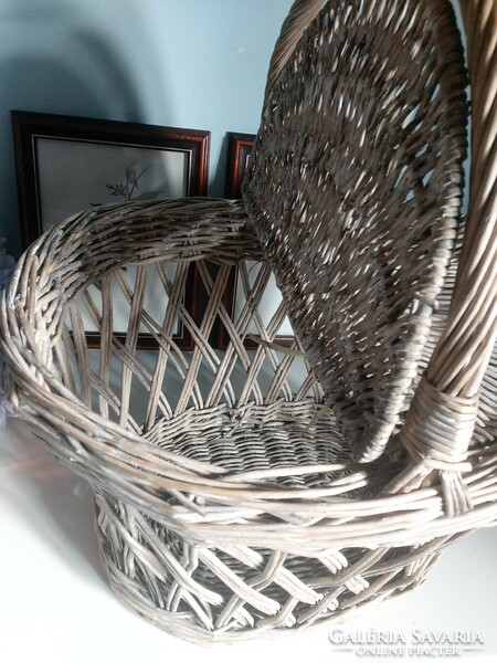 Beautiful, large picnic basket with a lid that can be opened on 2 sides, with a really nice pattern