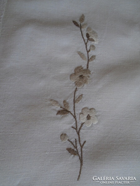 245 X 122 cm handmade vert lace, embroidered tablecloth.