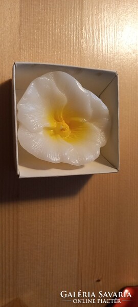 Virág alakú gyertya dobozban