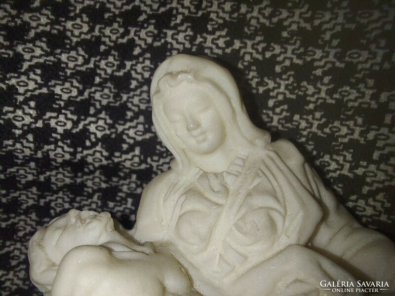 Pieta, 8 cm magas, márvány őrlemény szobor