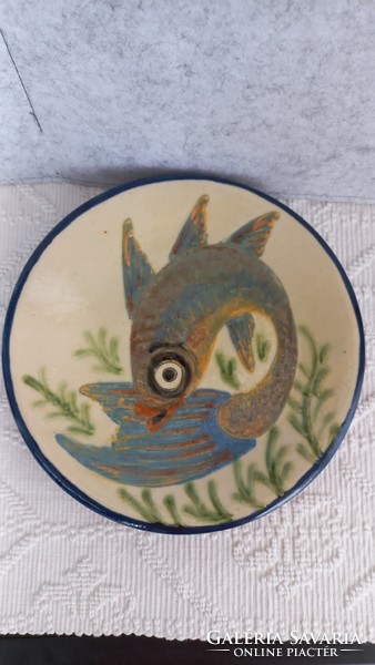 Vintage (1950) faience wall plate with fish, hand painted, marked, Spanish. Seed: 3 cm, diam. 21