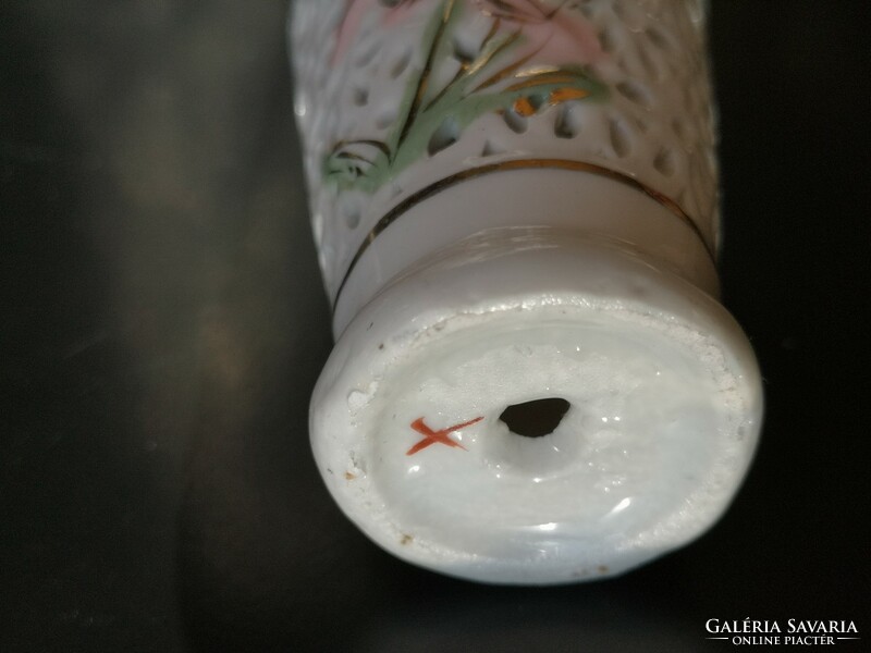 Kínai fehér áttört porcelán váza 8 cm magas
