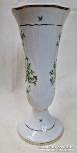 The patterned porcelain vase by Erika Hollóháza is in perfect condition, 21 cm.