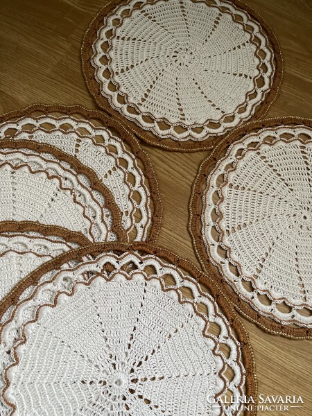 Beautiful crocheted plate coaster, new, unused, the price is one piece