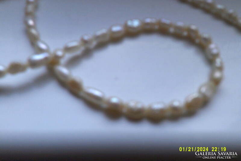 Freshwater cultured pearl necklace, with jewelry clasp, 60 cm long.