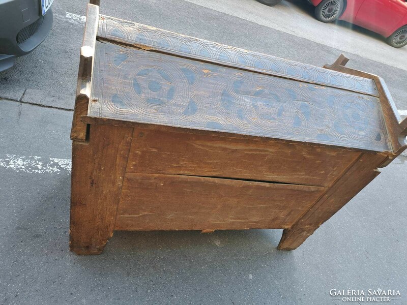 Süszék painted, carved wooden chest