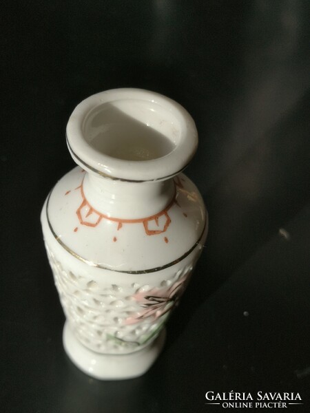 Kínai fehér áttört porcelán váza 8 cm magas