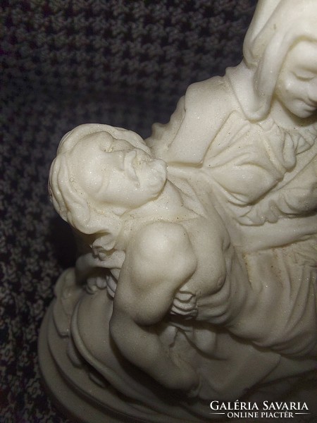 Pieta, 8 cm magas, márvány őrlemény szobor