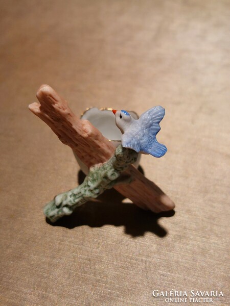 A bird on a tree branch mini basket 5.5 cm