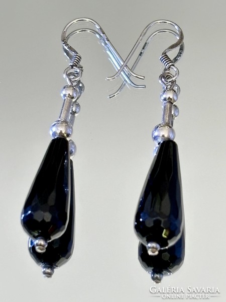Dreamy silver earrings with a pair of onyx stones