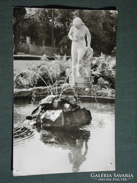 Képeslap, Balatonboglár, park részlet, vízbe lépő lány akt szobor, szökőkút