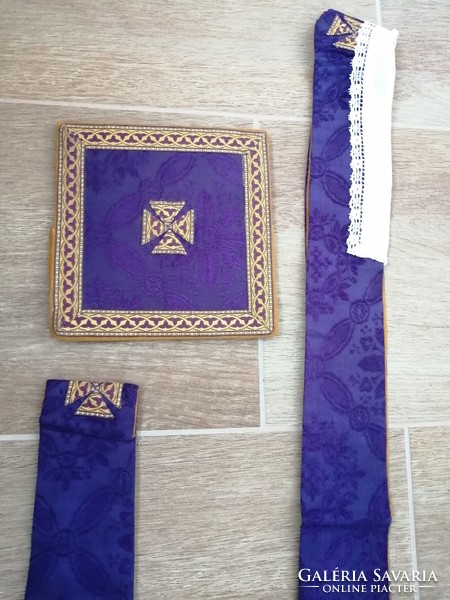 Beautiful, flawless, gold-woven purple brocade mass vestment, with accessories, liturgical, priestly vestment