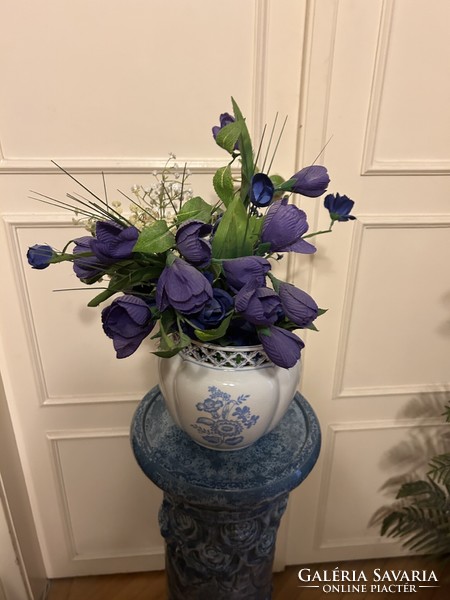 Some porcelain pedestals, flower pots