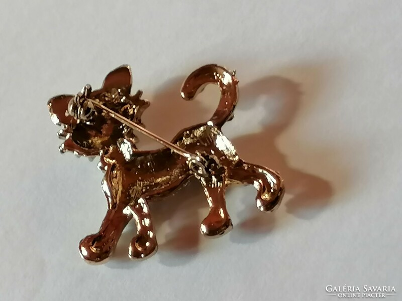 Cute cat brooch decorated with sparkling stones 632.