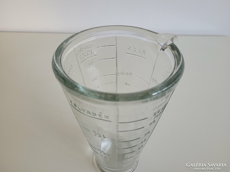 Old retro kitchen glass measuring cup thick glass measuring cup rice sugar flour liquid poppy