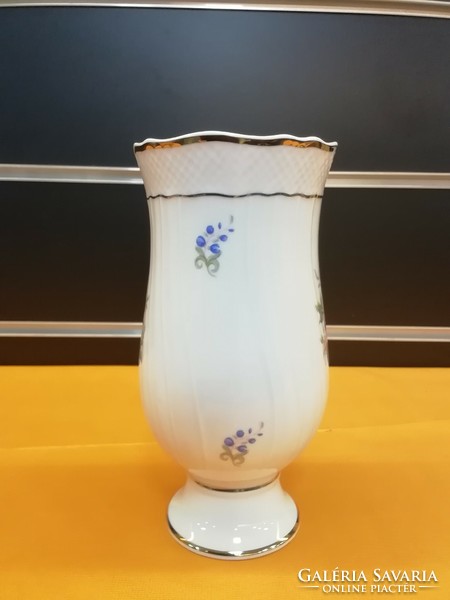 Flower pattern porcelain vase from Höllóháza