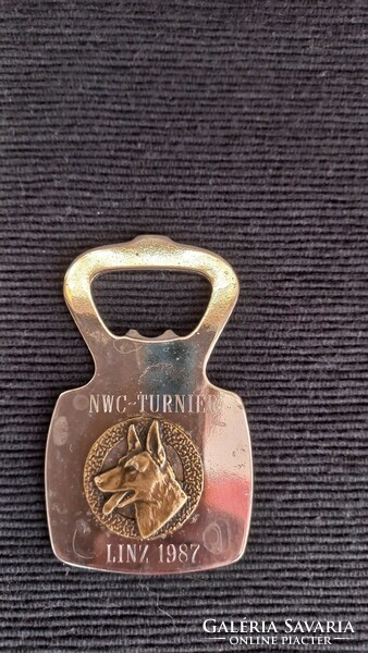 Vintage sörnyitó ezüst színű, előlapján bronz domború kutyafej, hátlapján címer, 8 cm.