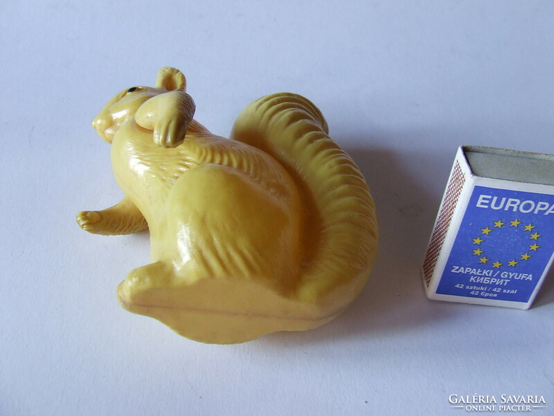 Régi, antik kemény műanyag játék mókus figura