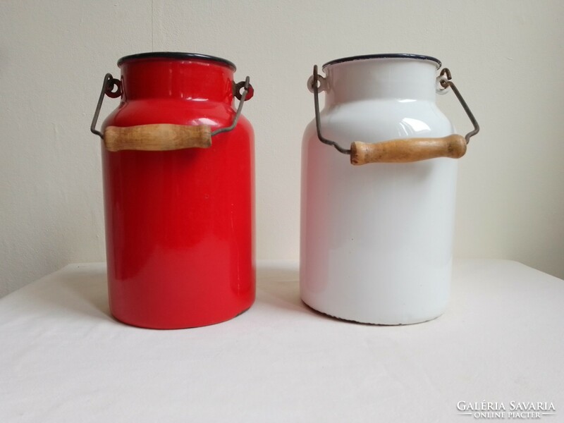 Két régi zománcos tejes kanna pár piros és fehér fa fogantyú Budafok 2 l nosztalgia konyha dekoráció