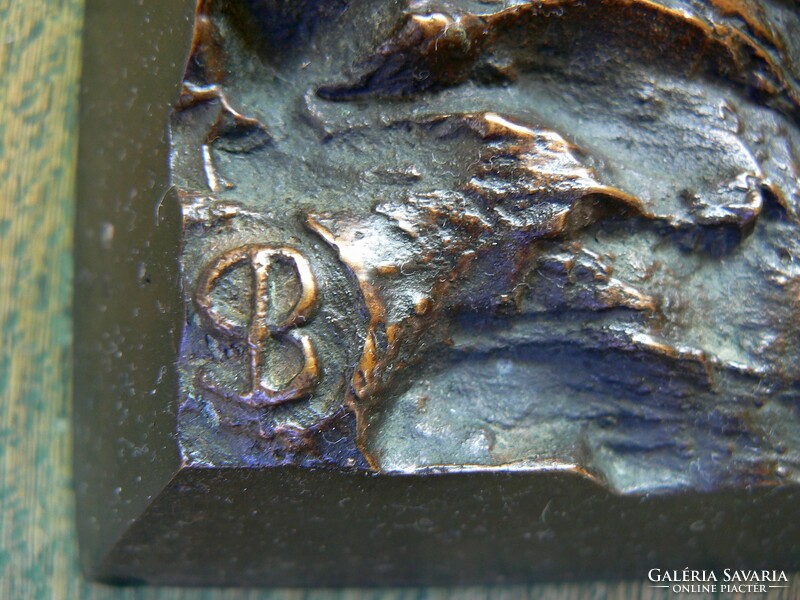 Large, marked cast bronze sculpture, 31x22 cm, (39x28 cm, 4.5 kg.) 