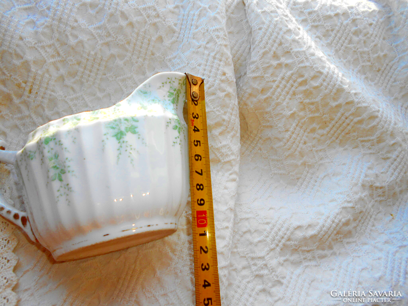 Porcelain pouring jug with ribbed surface