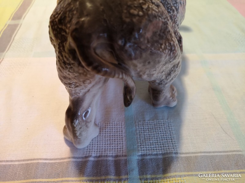 Porcelán nagyméretű orrszarvú, rinocérosz