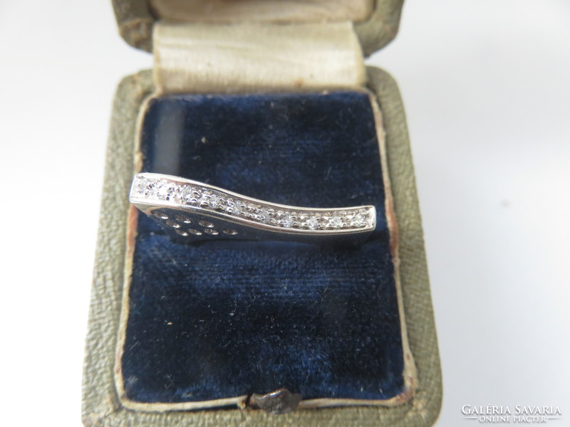 18K white gold ring with 10 small diamonds