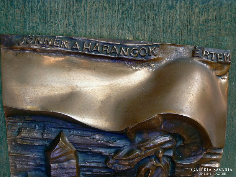 NAGYMÉRETŰ, JELZETT ÖNTÖTT BRONZ KISPLASZTIKA, 31X22 cm, (39X28 cm, 4,5 kg.) "NAGY LÁSZLÓ EMLÉKÉRE"